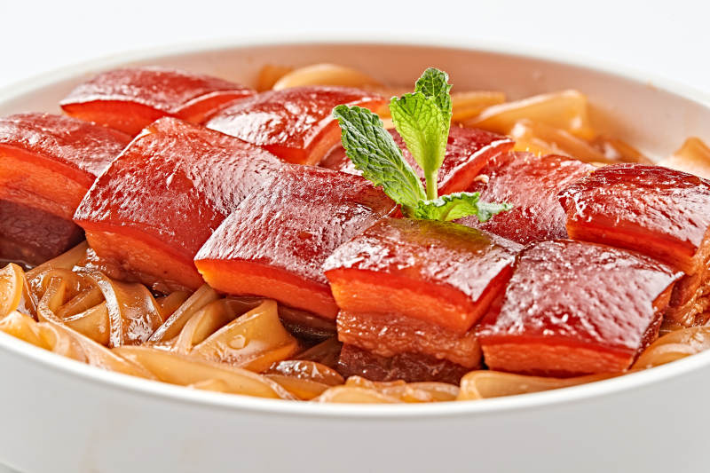 白色瓷盘装的宽粉巧炖红烧肉图片