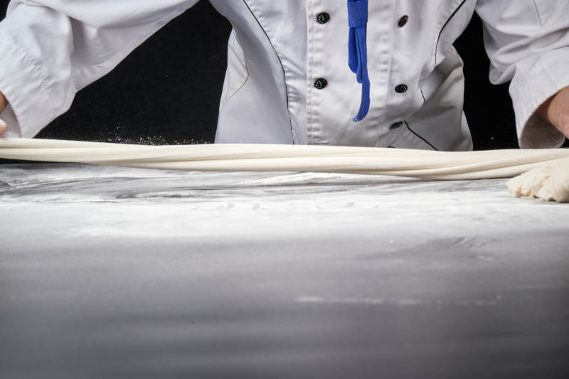 技艺精湛的拉面师在展示拉面制作图片