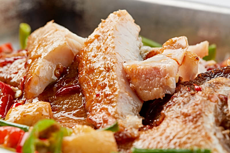 不锈钢铁盘装的安徽名菜臭鳜鱼图片