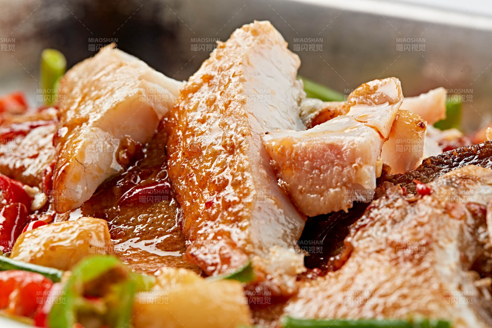 不锈钢铁盘装的安徽名菜臭鳜鱼图片