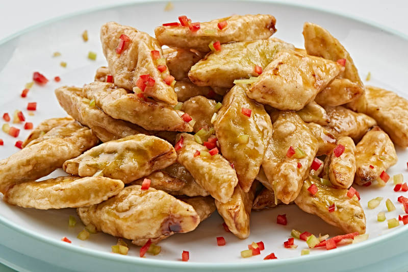 白色瓷盘装的油炸茄块图片