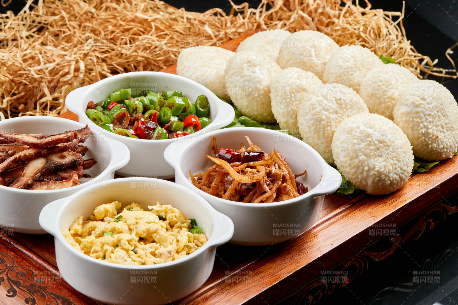 木质餐具上摆放的锅盔四碗香图片