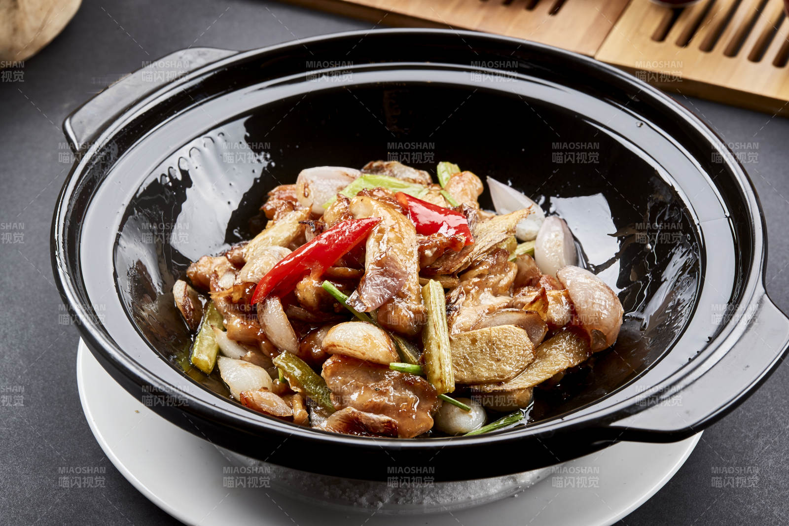 彩椒鲜姜西芹焖猪腹肉图片