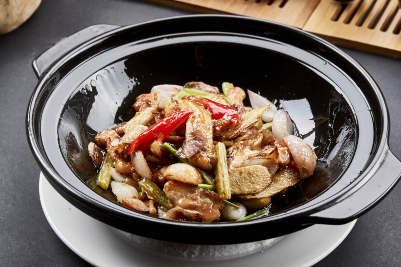 彩椒鲜姜西芹焖猪腹肉图片