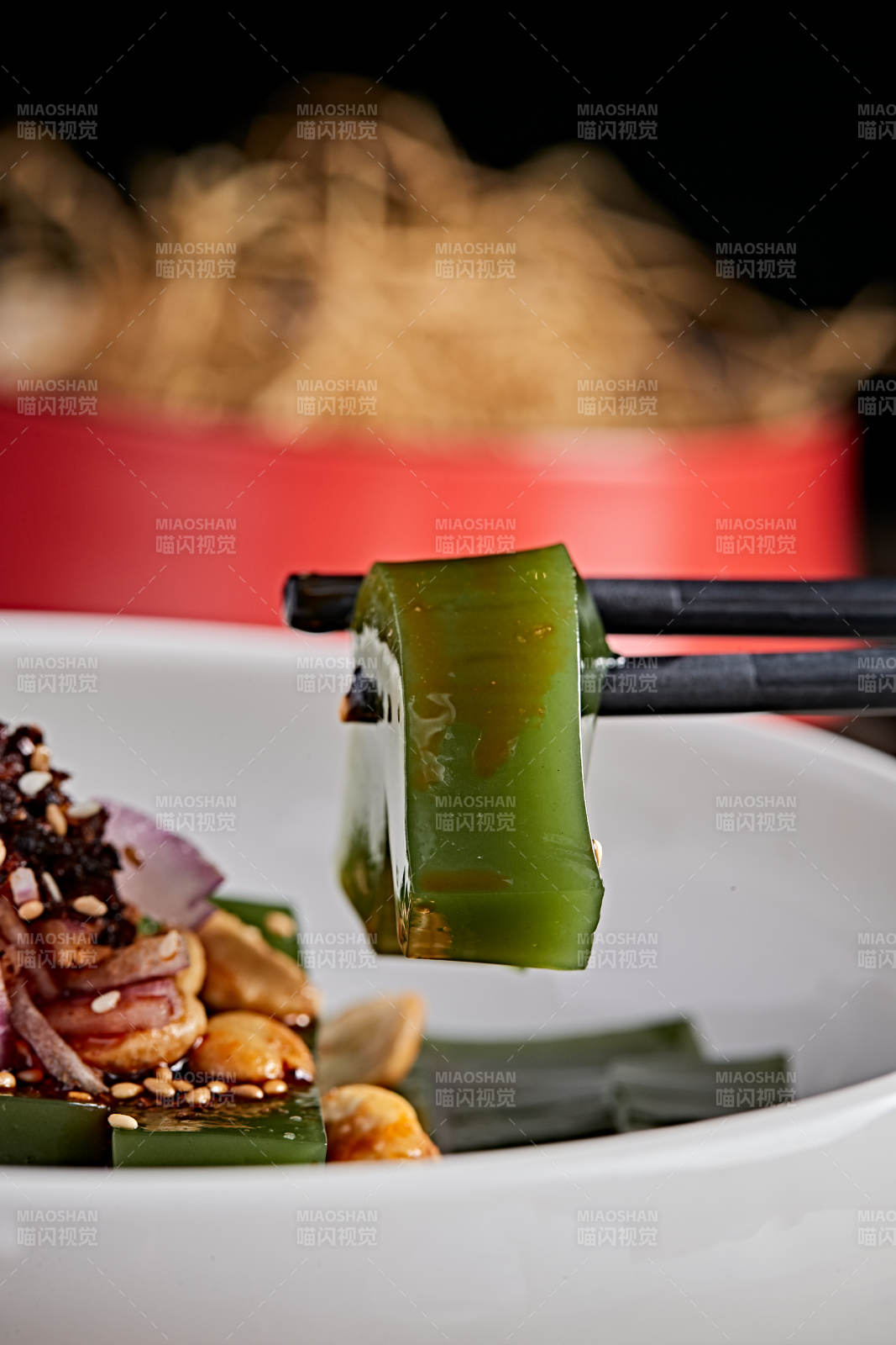 白色瓷盘装的树叶凉粉图片