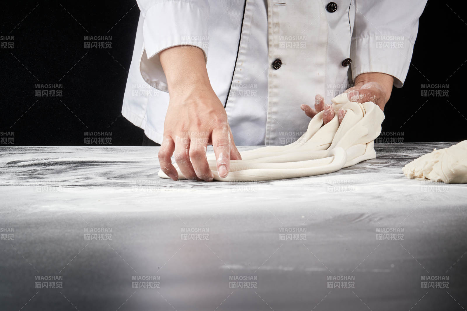 技艺精湛的拉面师在展示拉面制作图片