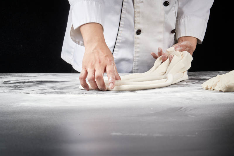 技艺精湛的拉面师在展示拉面制作图片