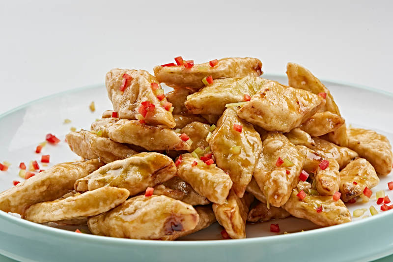 白色瓷盘装的油炸茄块图片