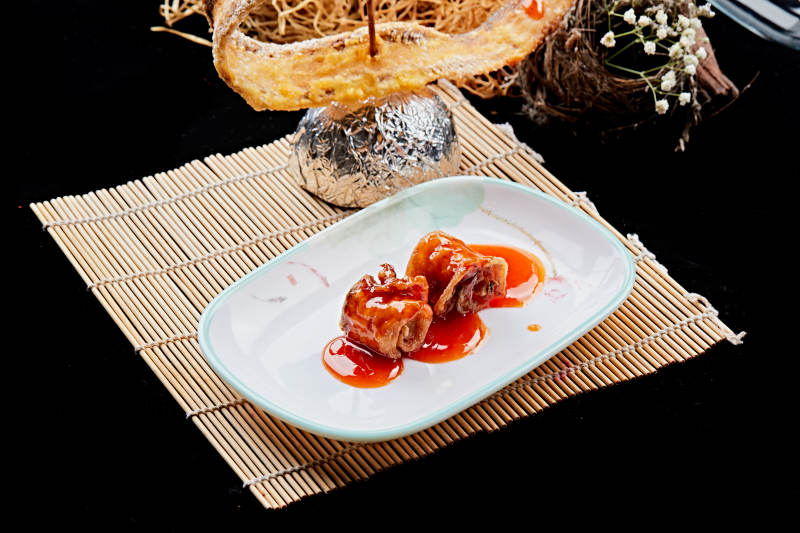 浇汁带鱼肉泥卷配油炸带鱼骨图片