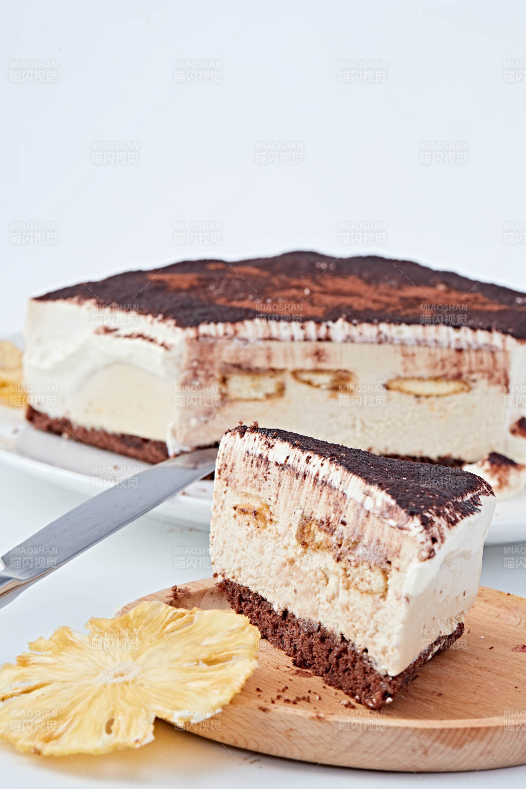 可可粉撒粉鲜奶酪黑森林蛋糕图片