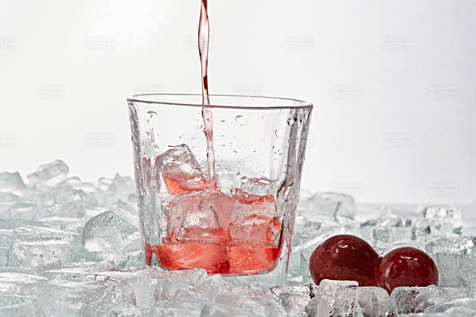 布满冰块的酒杯中的清凉桃子味预调酒图片