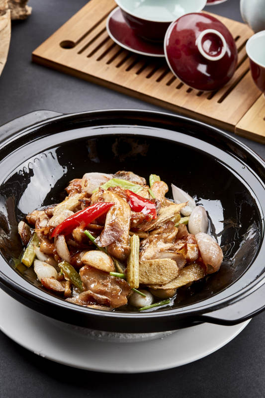 彩椒鲜姜西芹焖猪腹肉图片