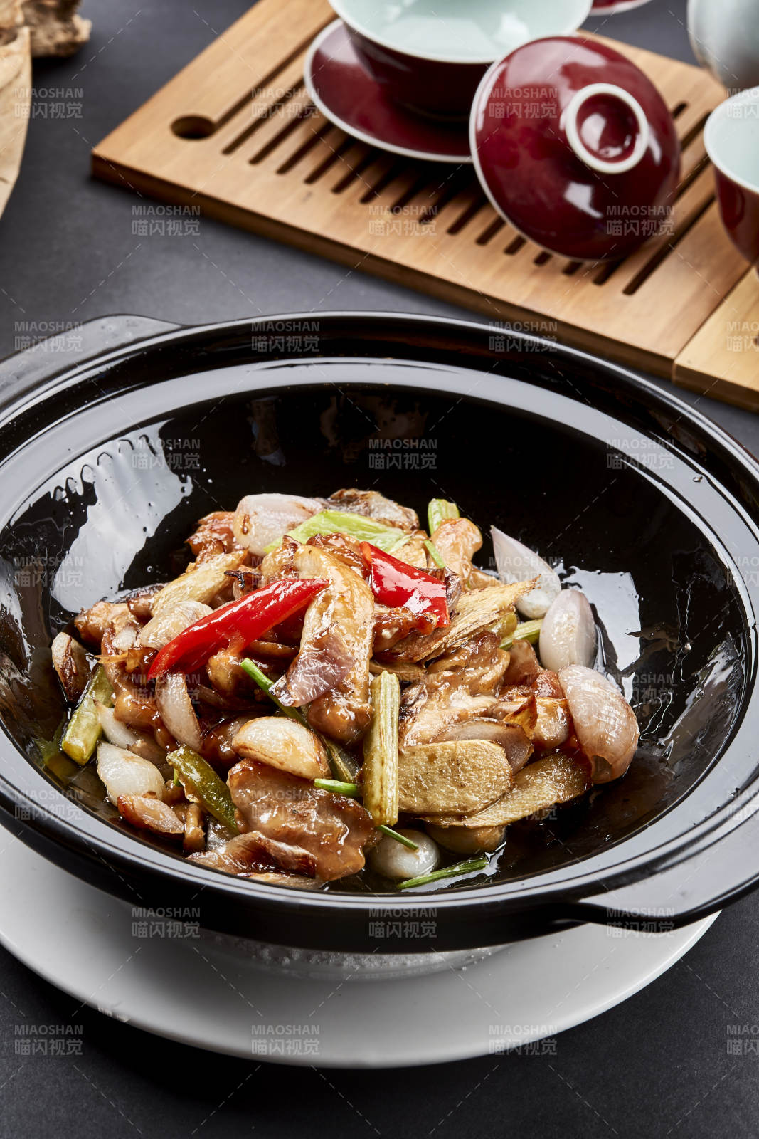 彩椒鲜姜西芹焖猪腹肉图片