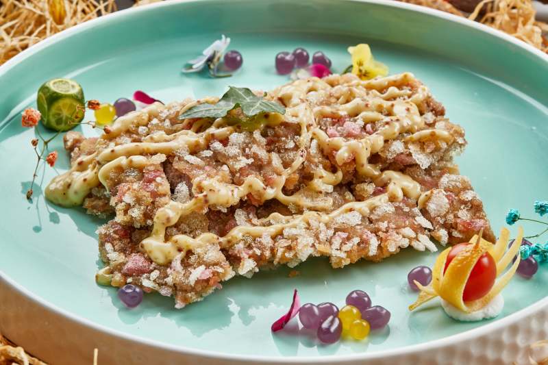 请釉瓷盘装的油炸和牛牛排配凯撒酱图片