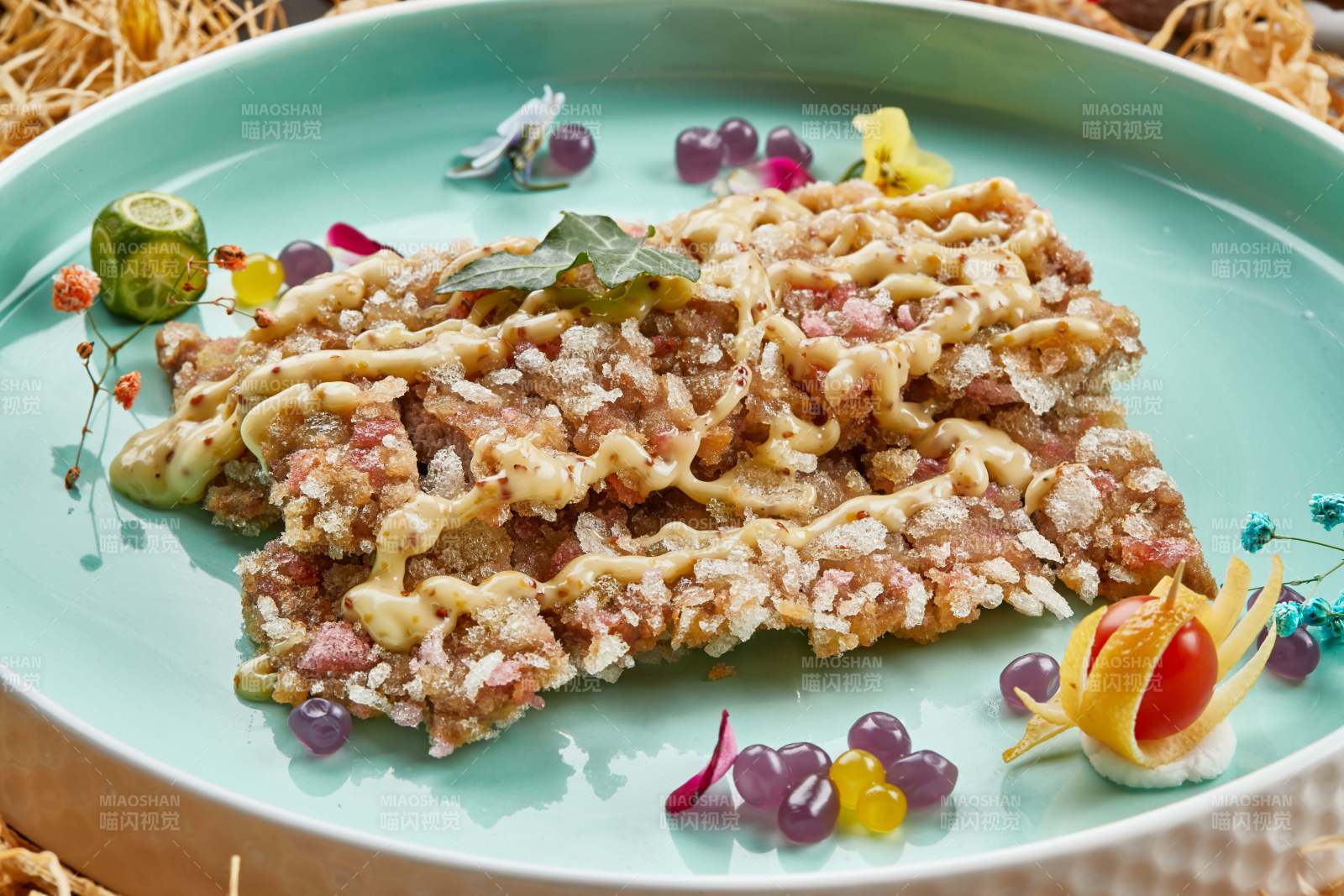 请釉瓷盘装的油炸和牛牛排配凯撒酱图片