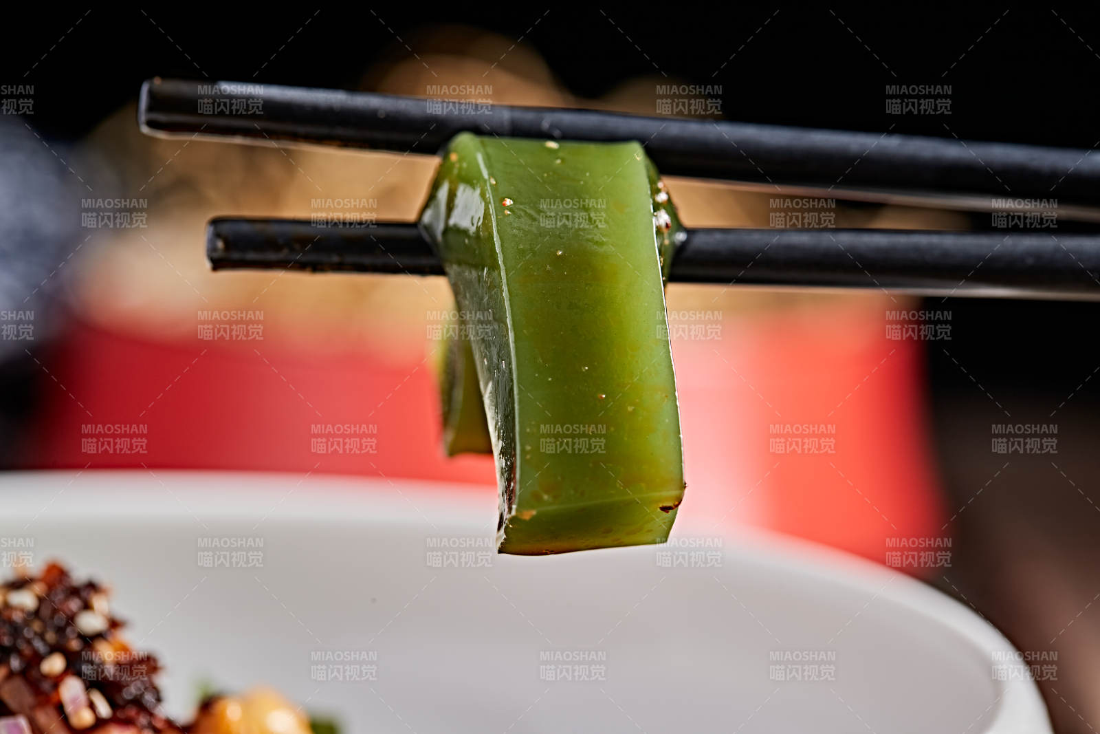 白色瓷盘装的树叶凉粉图片