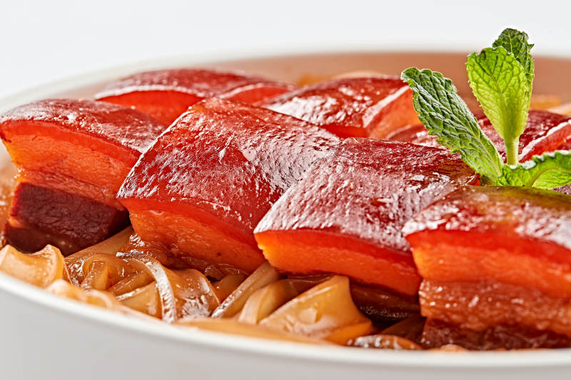 白色瓷盘装的宽粉巧炖红烧肉图片