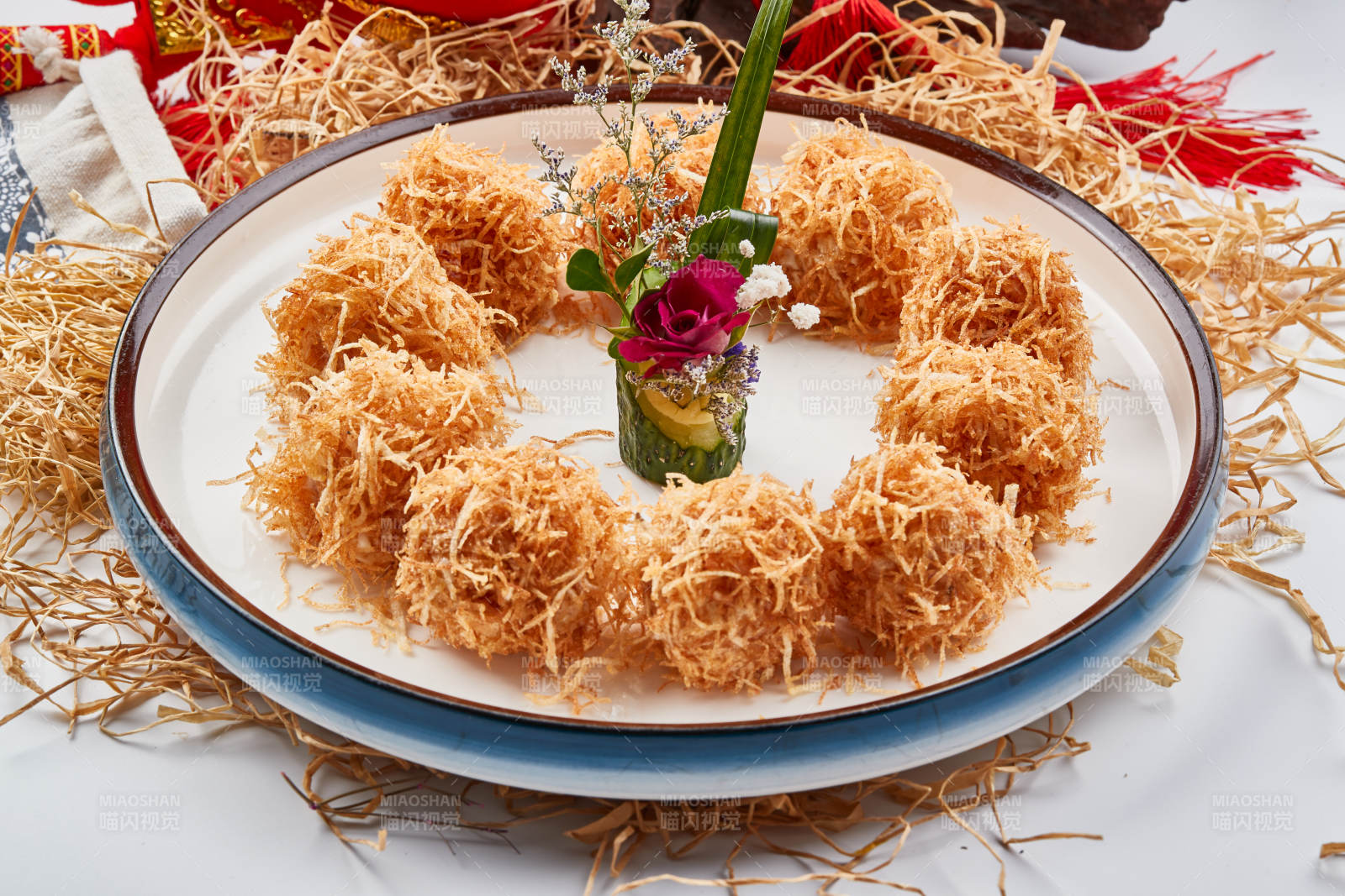 白色瓷盘装的金丝油炸大虾球图片