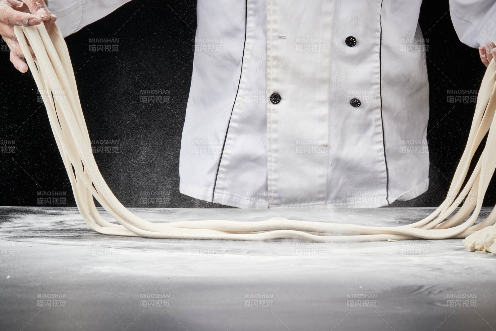 技艺精湛的拉面师在展示拉面制作图片