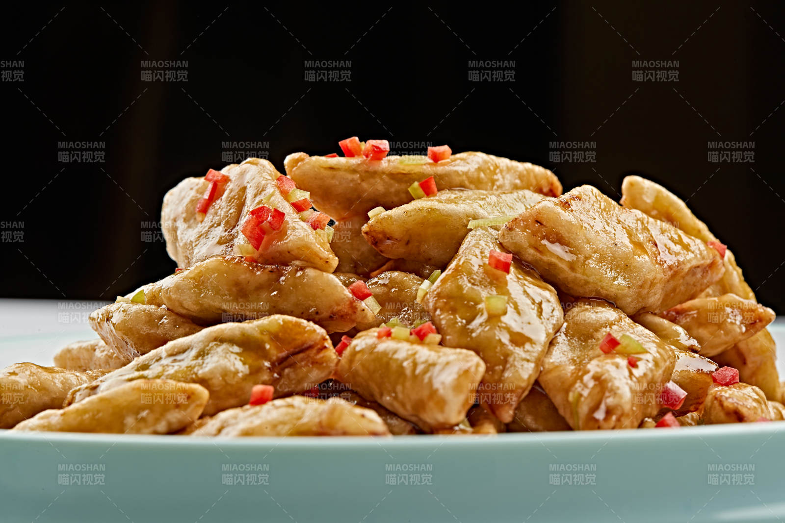 白色瓷盘装的油炸茄块图片