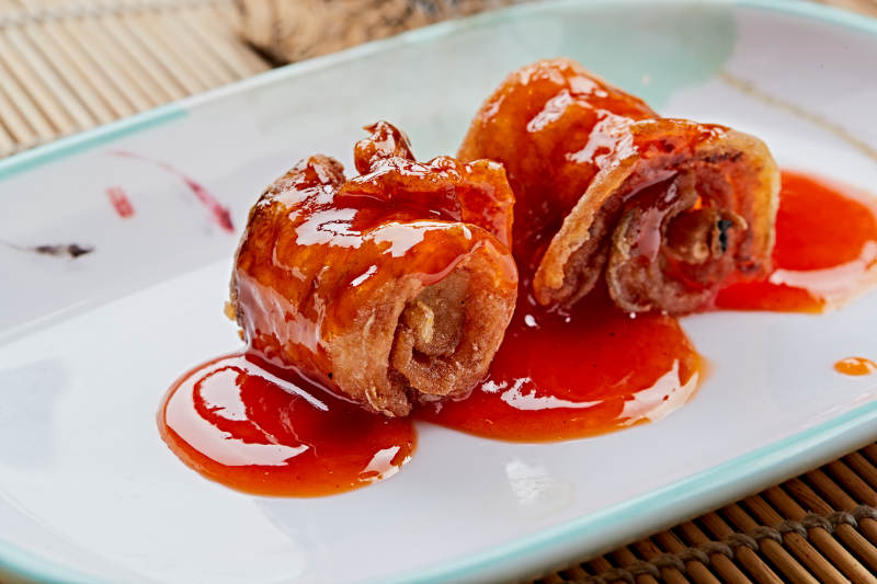 浇汁带鱼肉泥卷配油炸带鱼骨图片