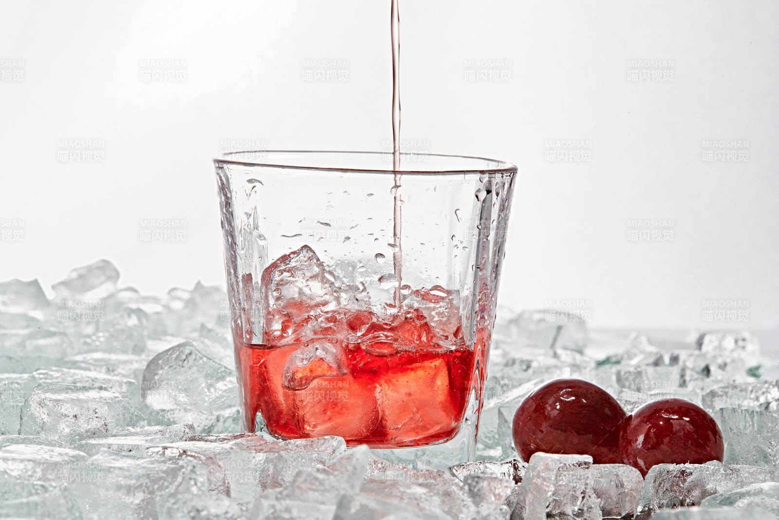 布满冰块的酒杯中的清凉桃子味预调酒图片