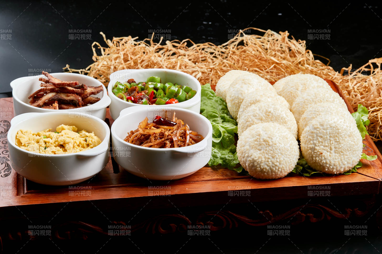 木质餐具上摆放的锅盔四碗香图片