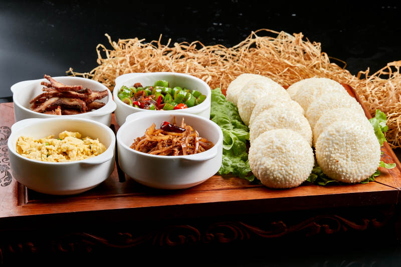 木质餐具上摆放的锅盔四碗香图片