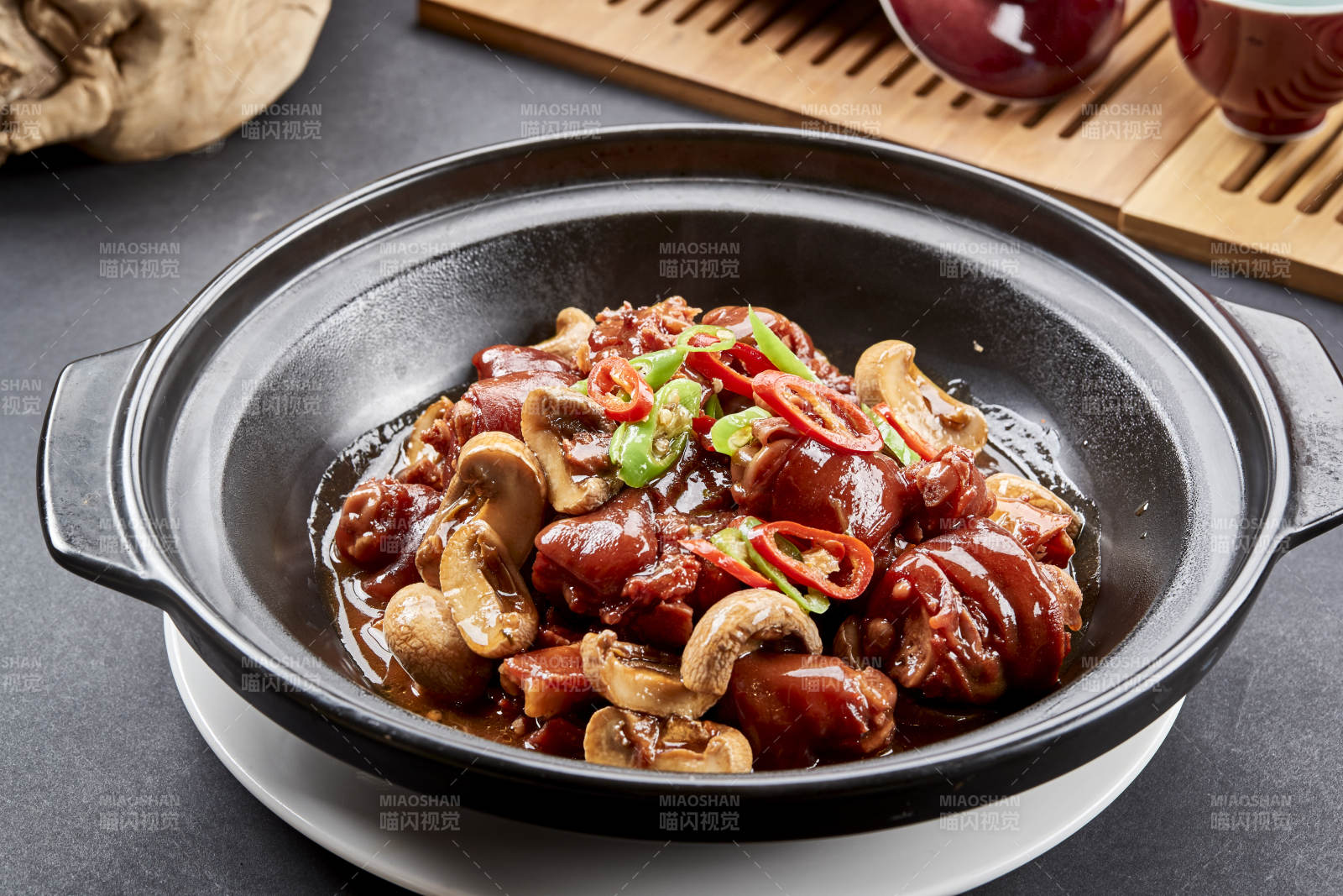 黑砂锅装的砂锅鲜口蘑烧猪脚块图片