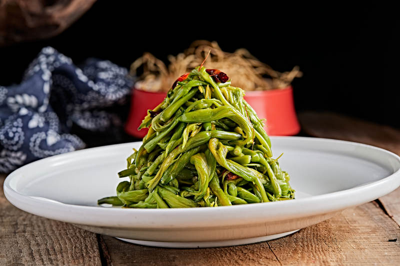 白色瓷盘装的凉拌黄花菜图片