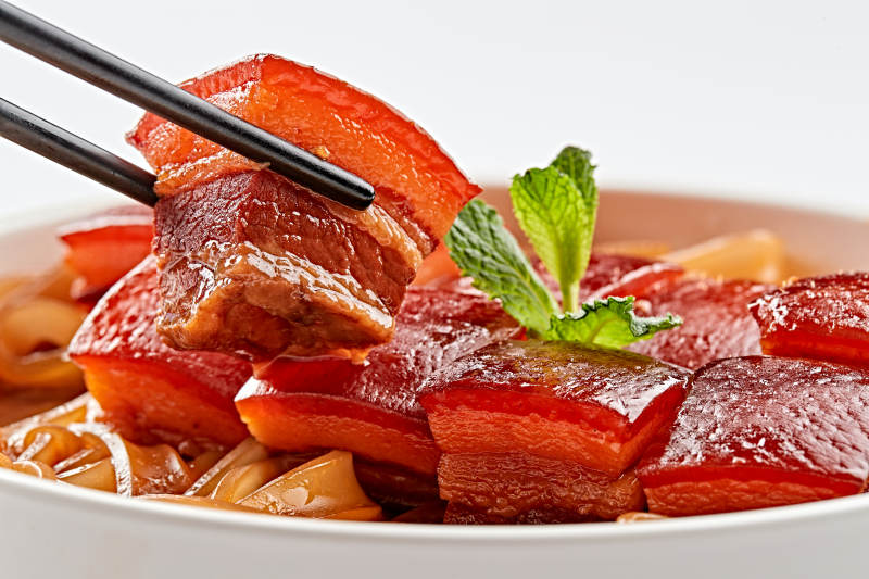 白色瓷盘装的宽粉巧炖红烧肉图片