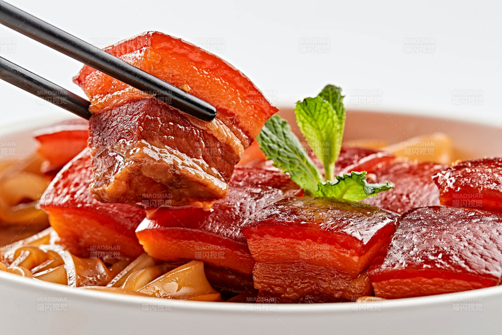 白色瓷盘装的宽粉巧炖红烧肉图片