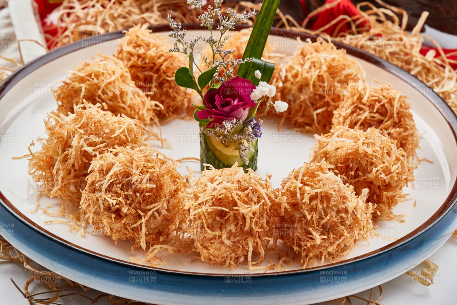 白色瓷盘装的金丝油炸大虾球图片