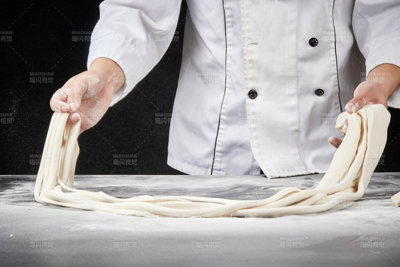 技艺精湛的拉面师在展示拉面制作图片