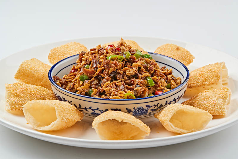 青花瓷盘装的尖椒木须肉沫口袋饼肉夹馍图片