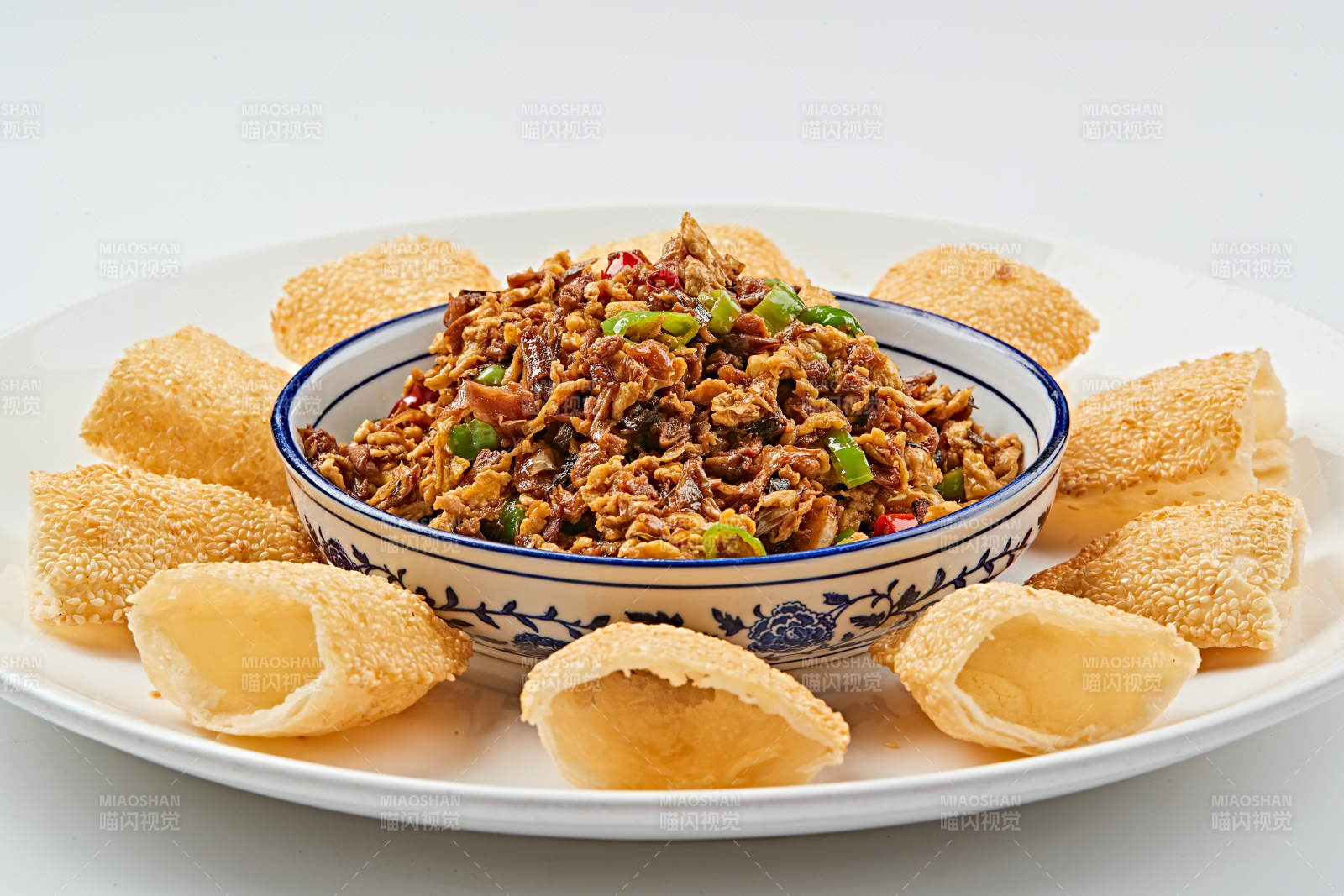 青花瓷盘装的尖椒木须肉沫口袋饼肉夹馍图片