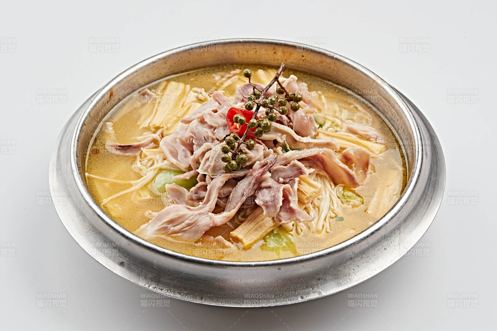 不锈钢餐具装的酸汤烩肚丝图片