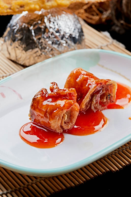 浇汁带鱼肉泥卷配油炸带鱼骨图片