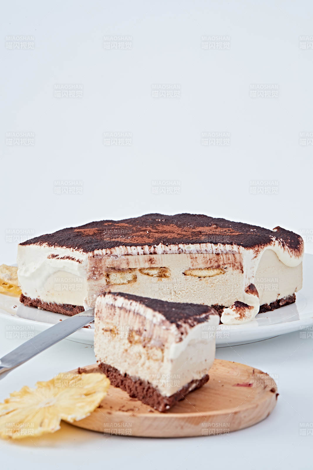 可可粉撒粉鲜奶酪黑森林蛋糕图片