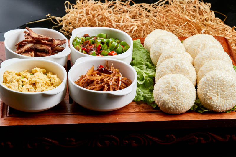 木质餐具上摆放的锅盔四碗香图片