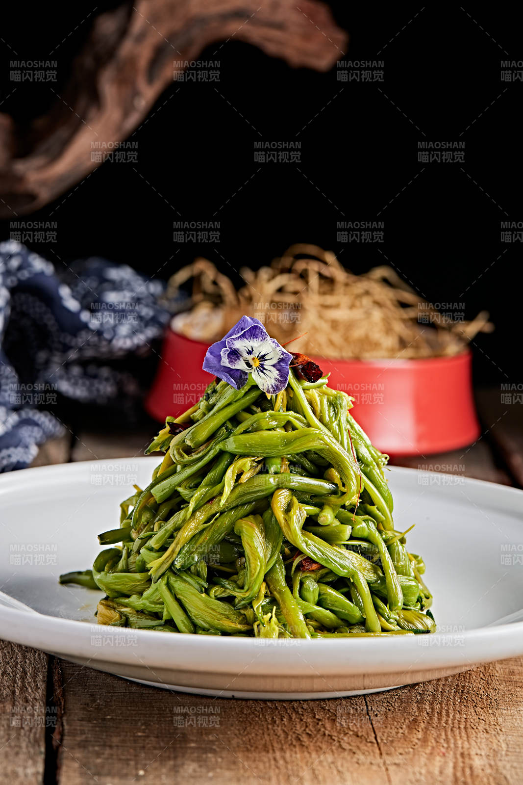 白色瓷盘装的凉拌黄花菜图片