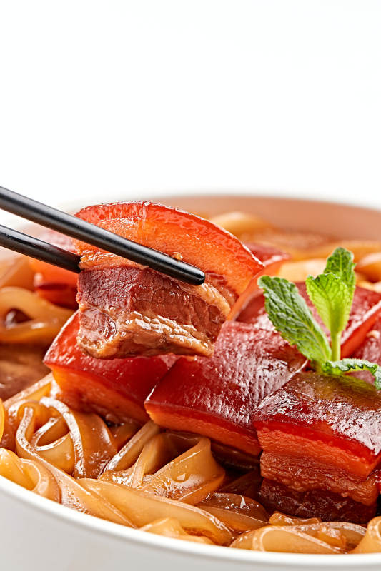 白色瓷盘装的宽粉巧炖红烧肉图片