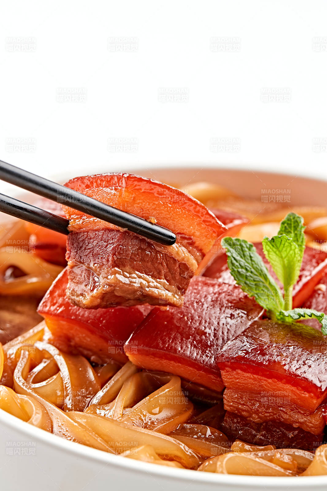 白色瓷盘装的宽粉巧炖红烧肉图片