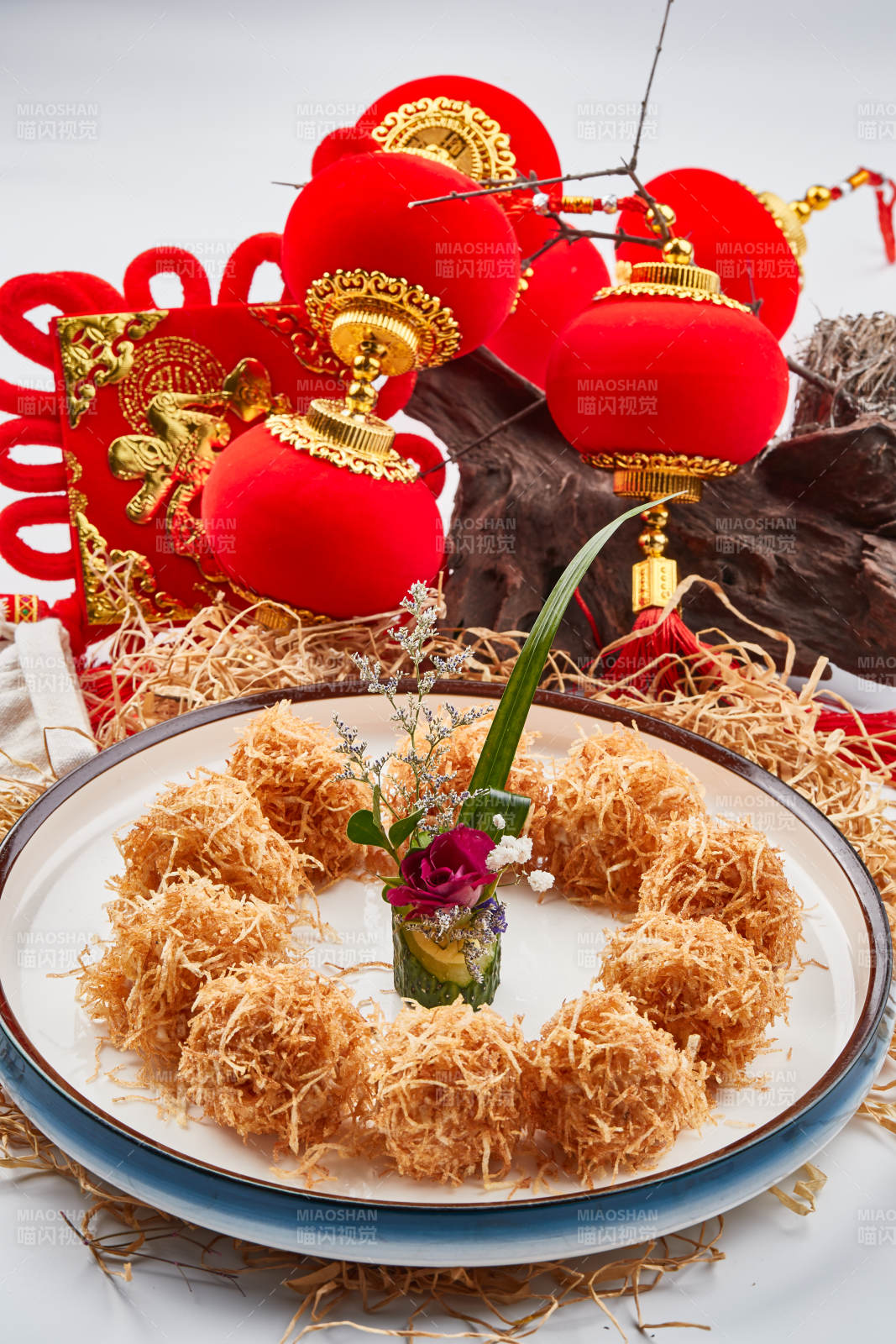 白色瓷盘装的金丝油炸大虾球图片