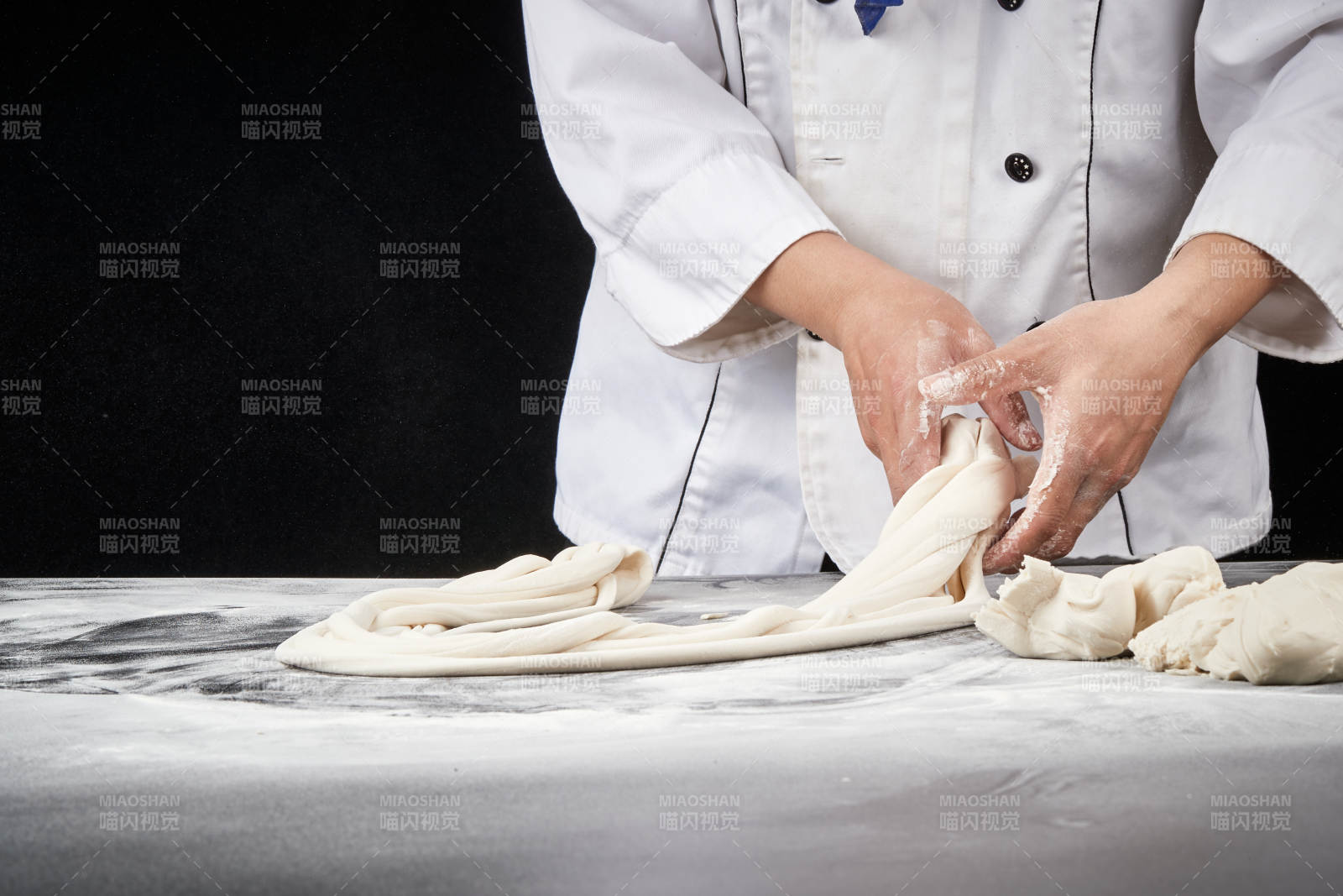 技艺精湛的拉面师在展示拉面制作图片