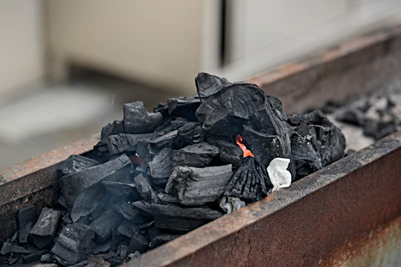 烧烤炉内燃烧的炭火图片