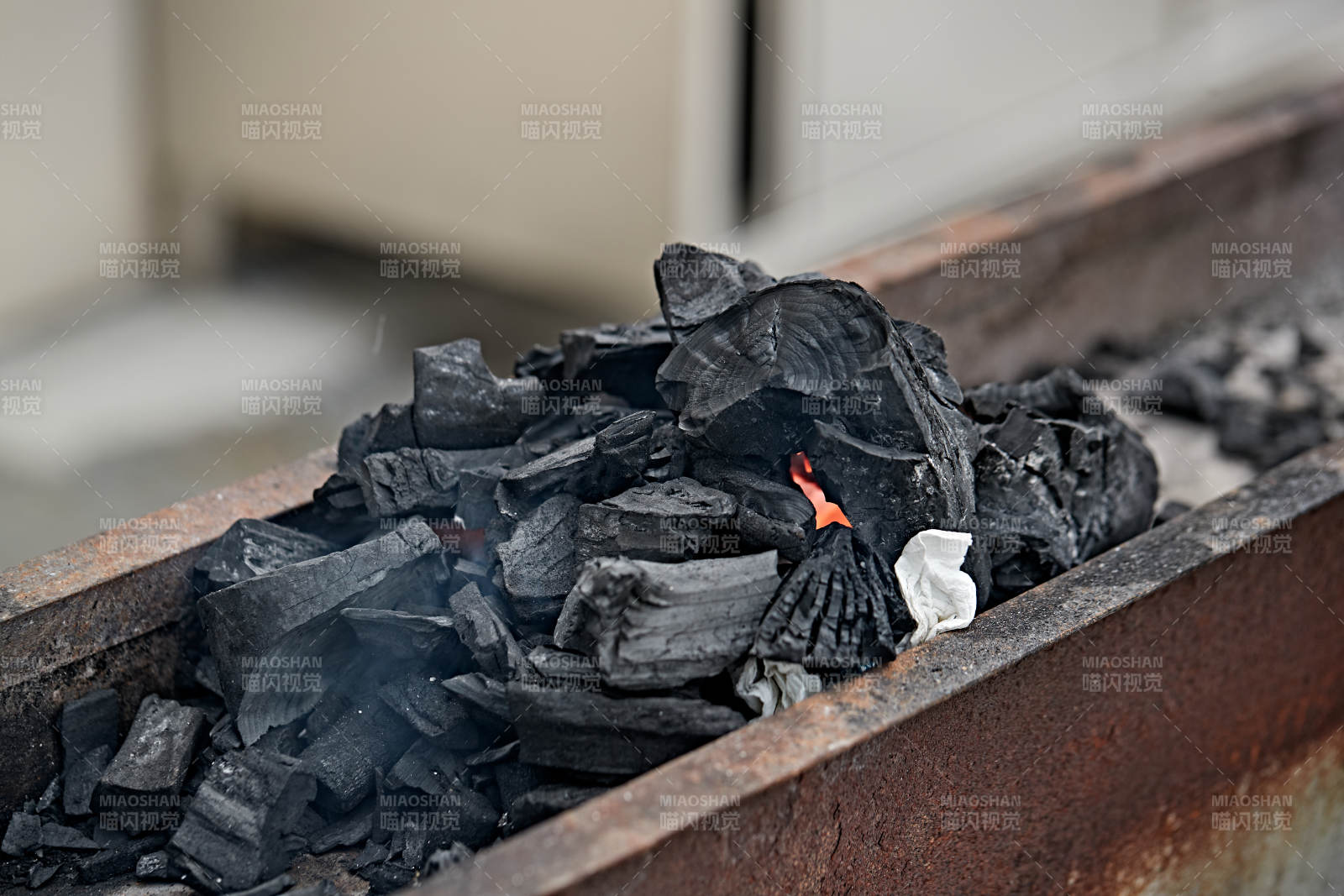 烧烤炉内燃烧的炭火图片