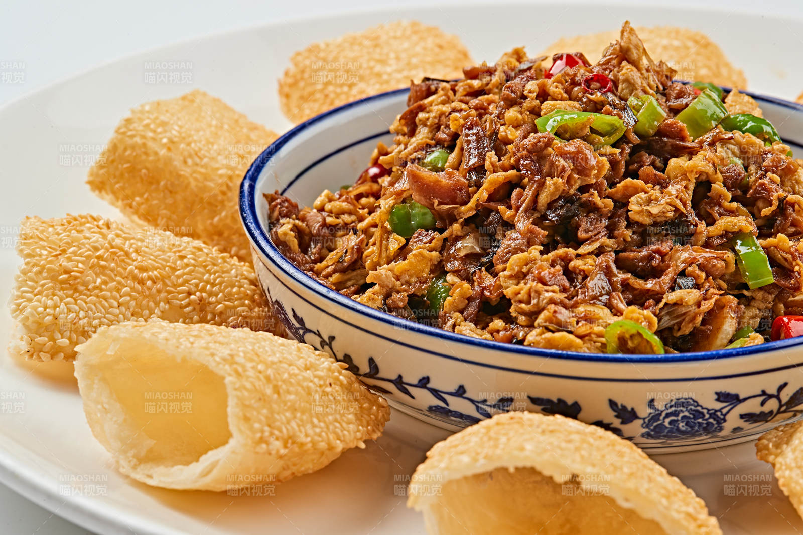 青花瓷盘装的尖椒木须肉沫口袋饼肉夹馍图片