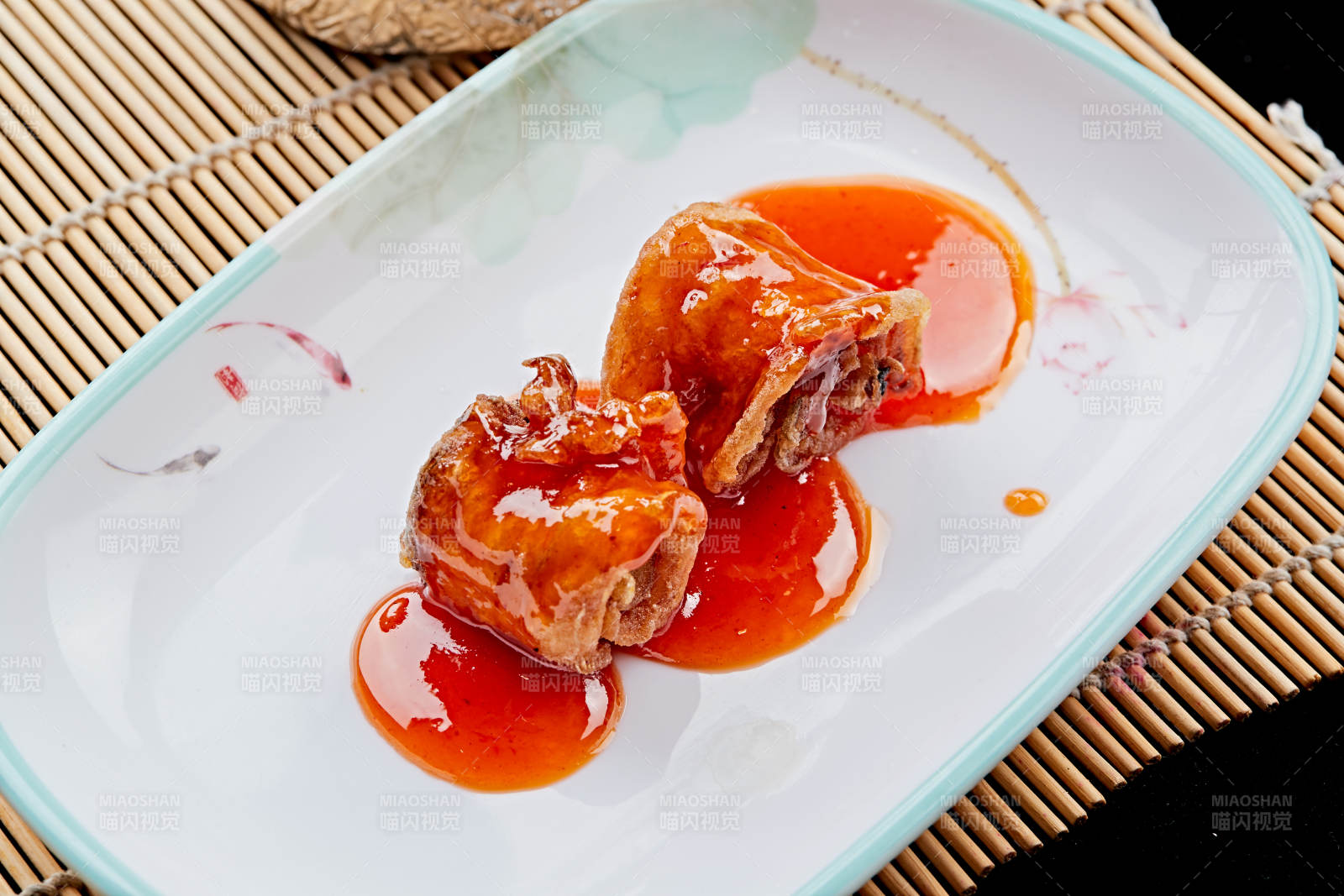 浇汁带鱼肉泥卷配油炸带鱼骨图片