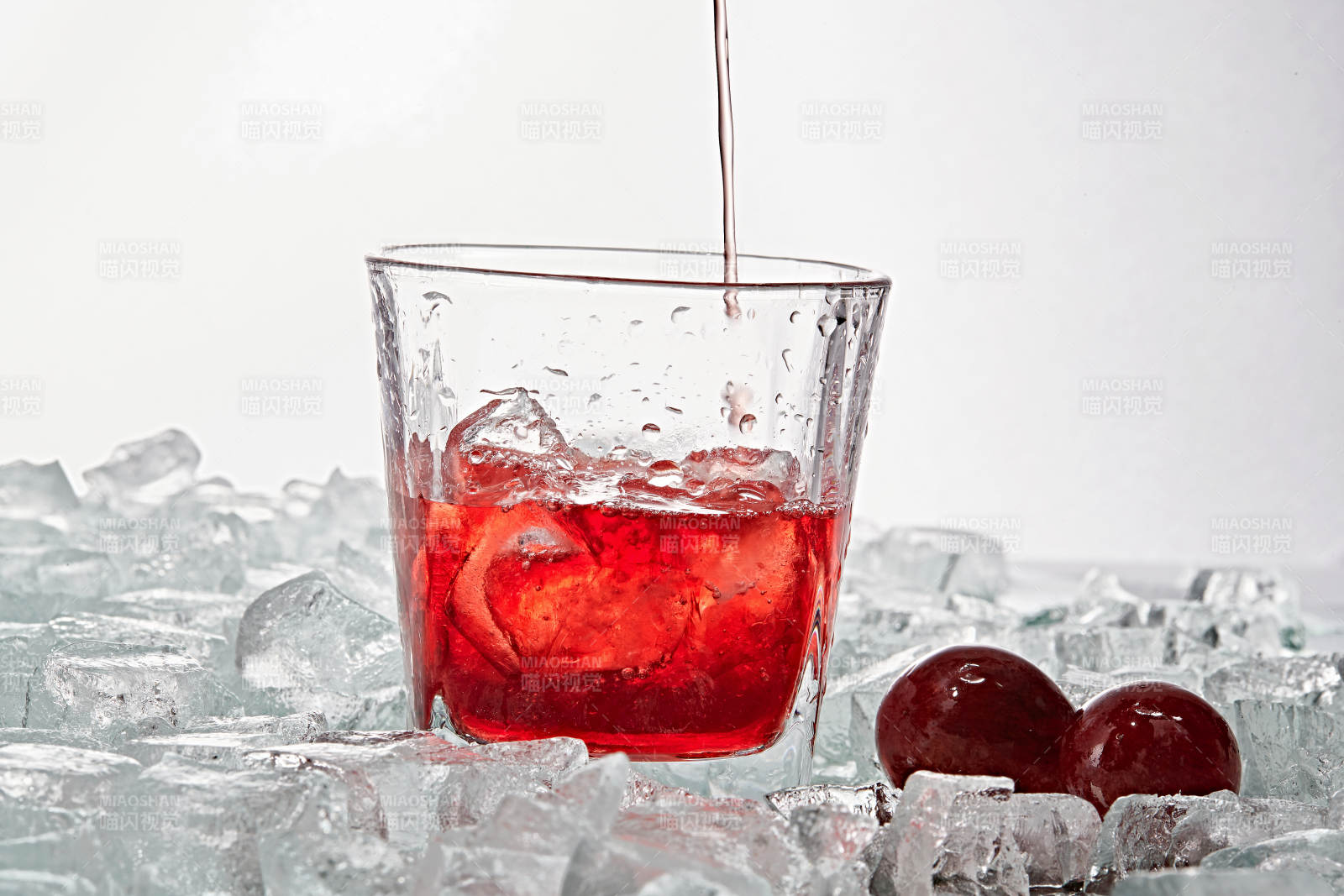 布满冰块的酒杯中的清凉桃子味预调酒图片